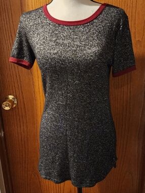 Polly & Esther Women's Heathered Gray Short Sleeve Top with Burgundy Trim L
